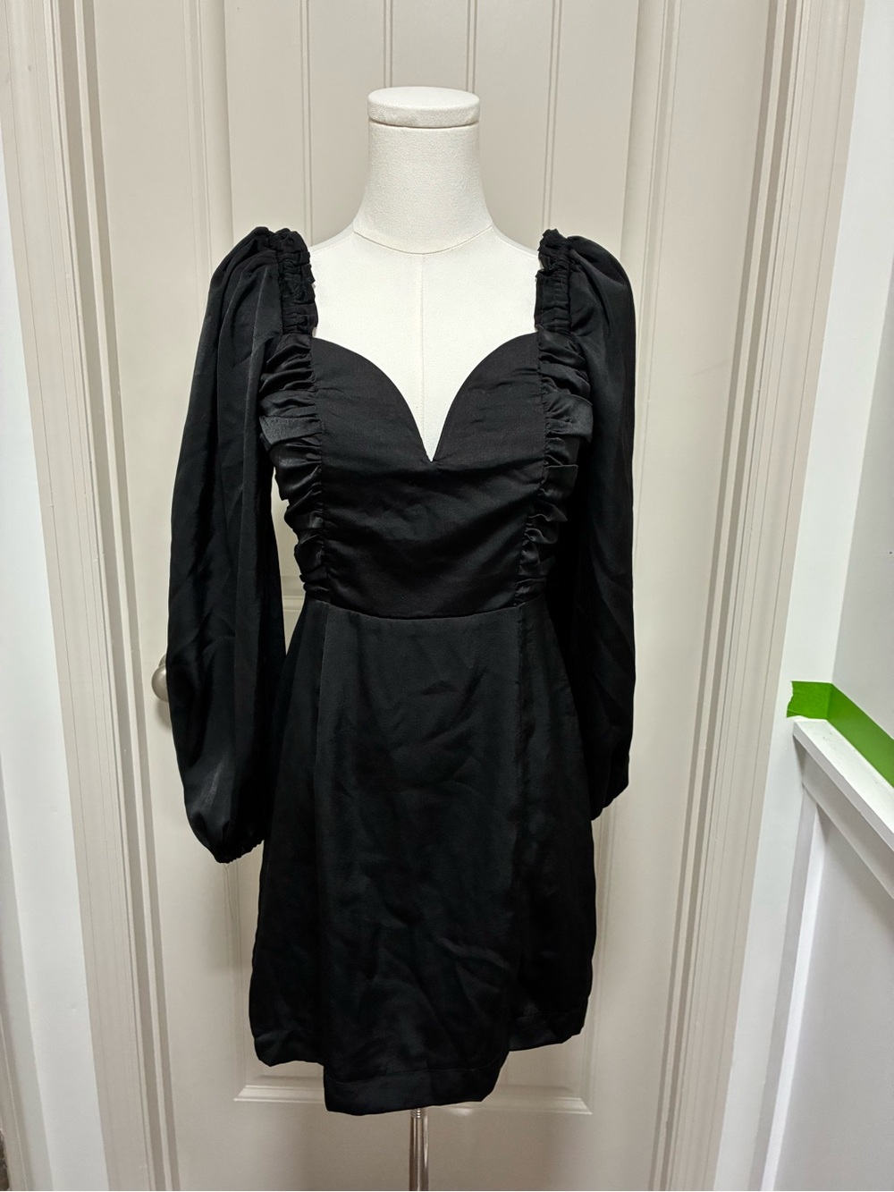 entro Black Puff-Sleeve Sweetheart Mini Dress